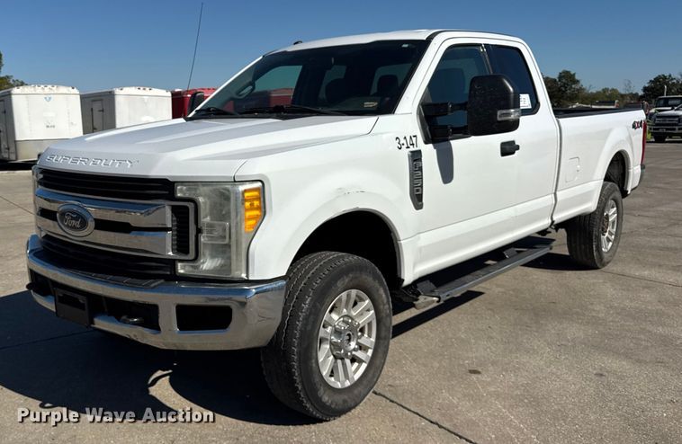 2017 Ford F-250 SuperCab pickup truck - EF2213