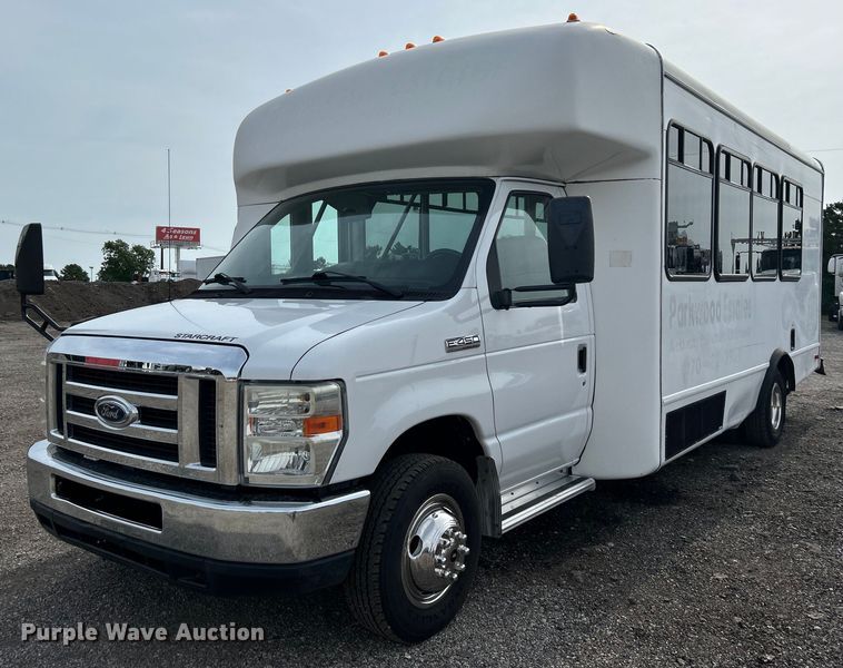 2009 Ford E450 Super Duty shuttle bus - EG0673