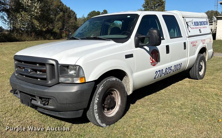 2004 Ford F350 Super Duty XL Crew Cab pickup truck - EJ7683