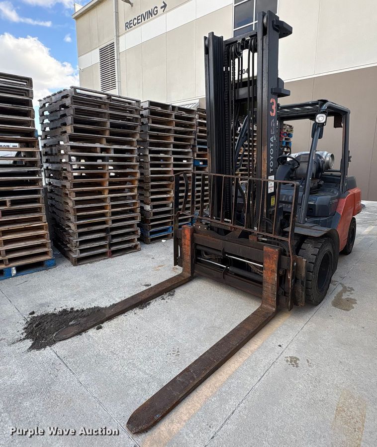 2018 Toyota 8FG40U forklift - EM6110