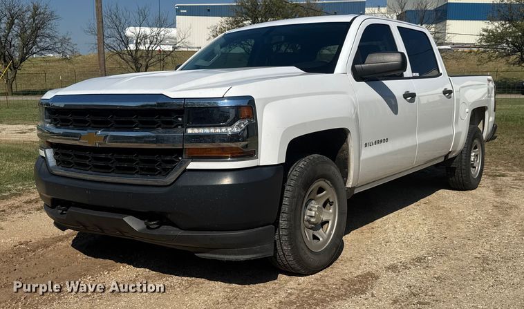 2017 Chevrolet Silverado 1500 Crew Cab pickup truck - EM8437