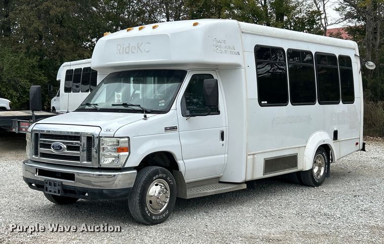 2011 Ford E350 Super Duty shuttle bus - ET3400