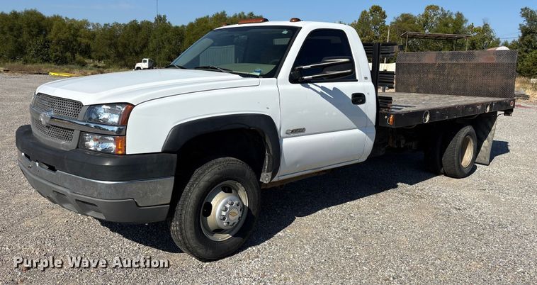 2004 Chevrolet Silverado 3500 flatbed pickup truck - ET7130