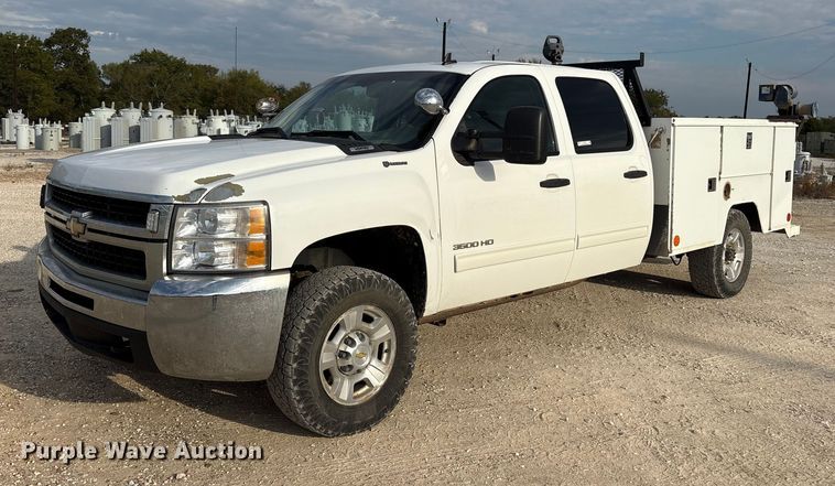 2010 Chevrolet Silverado 3500HD Crew Cab utility bed pickup truck - ET7162