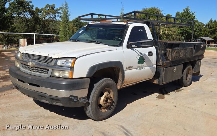 2006 Chevrolet Silverado 3500 flatbed pickup truck - EU3895