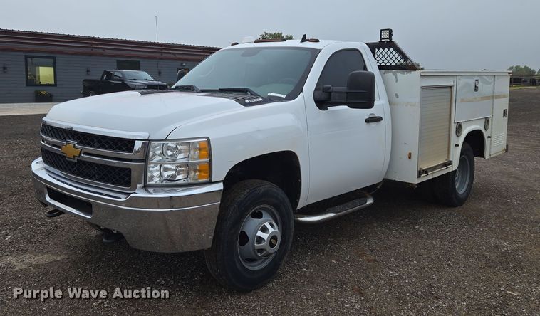2013 Chevrolet Silverado 3500HD utility bed pickup truck - EU3946