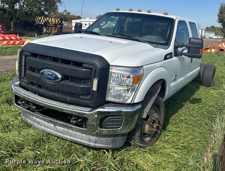 2012 Ford F350 Super Duty XL Crew Cab pickup truck cab and chassis - EU6140