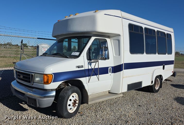 2005 Ford E450 Super Duty  shuttle bus - FI0570