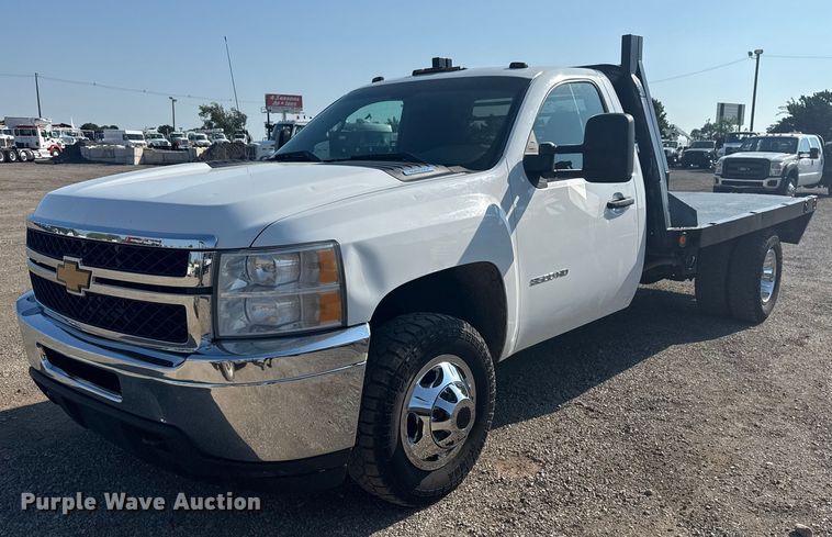 2014 Chevrolet Silverado 3500HD flatbed pickup truck - NU9622