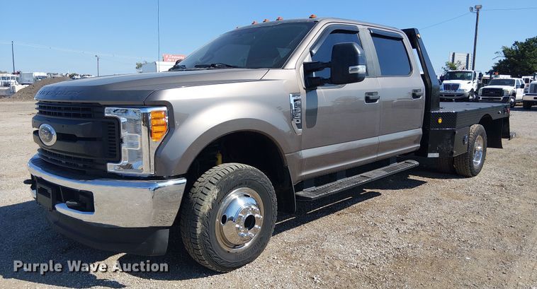 2019 Ford F350 Super Duty XL Crew Cab flatbed pickup truck - NU9742