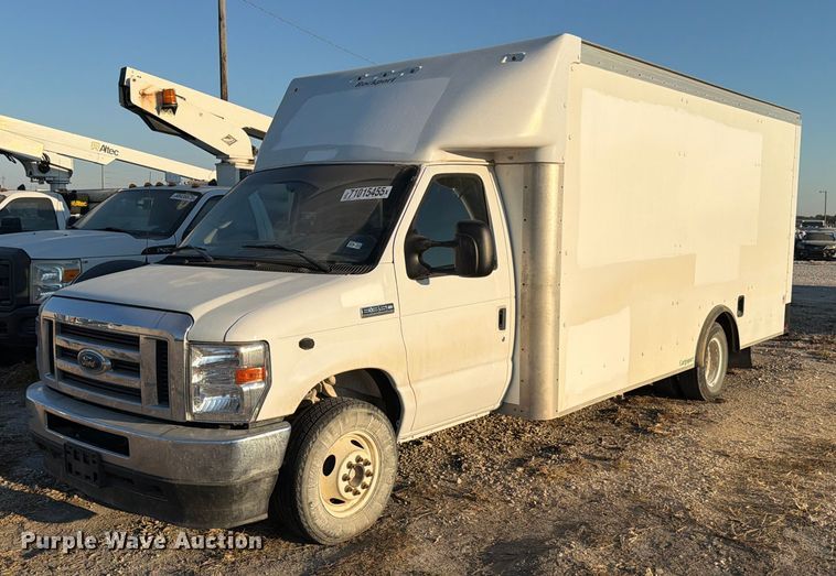 2022 Ford E350 Super Duty delivery van - YA1039