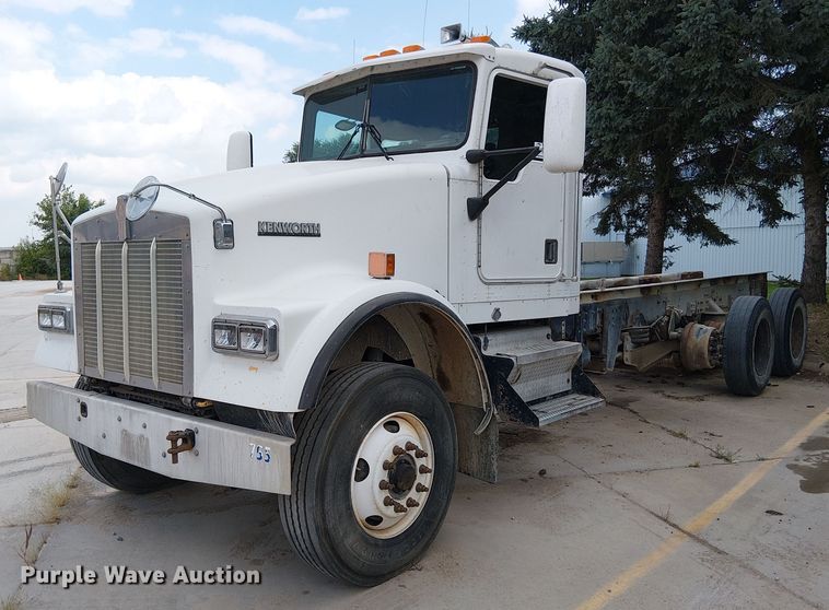 2000 Kenworth W900B truck cab and chassis - DT6276