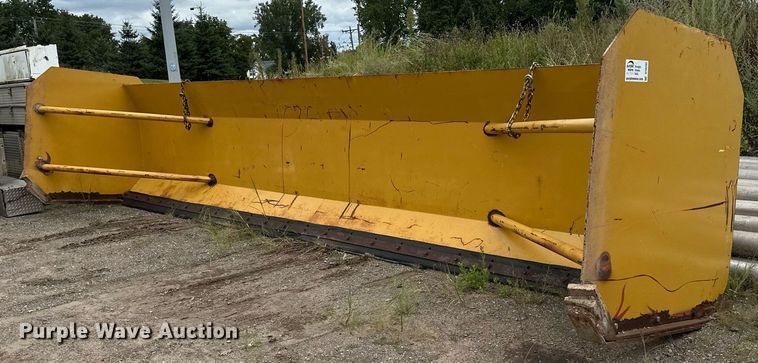 24' W wheel loader snow pusher - DT6292