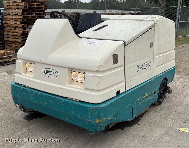 Tennant 7400 floor scrubber - DU1402