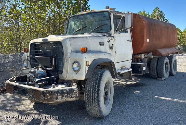 1985 Ford 9000 water truck - DU1414