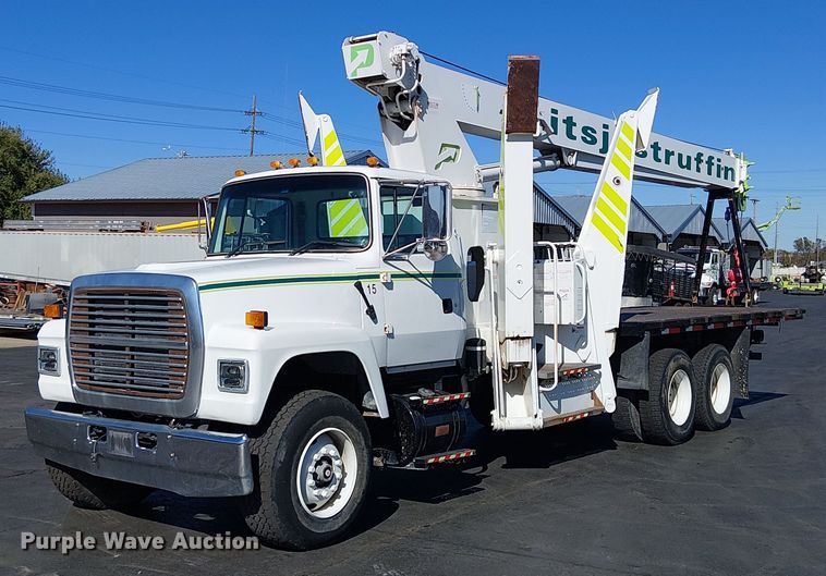 1995 Ford LT8000 crane truck - DU3661