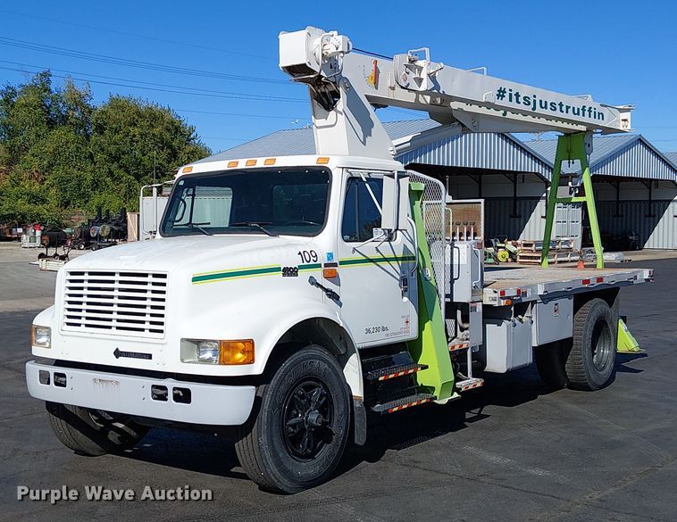 1995 International 4900 crane truck - DU3662
