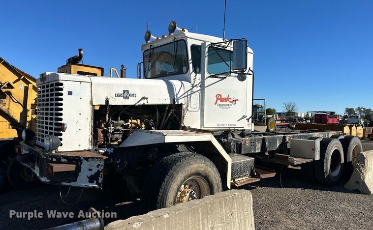 1981 Oshkosh truck cab and chassis - DW4307