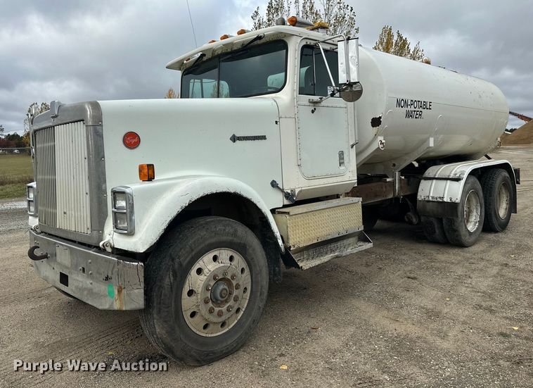 1993 International 9300 tank truck - DW4334