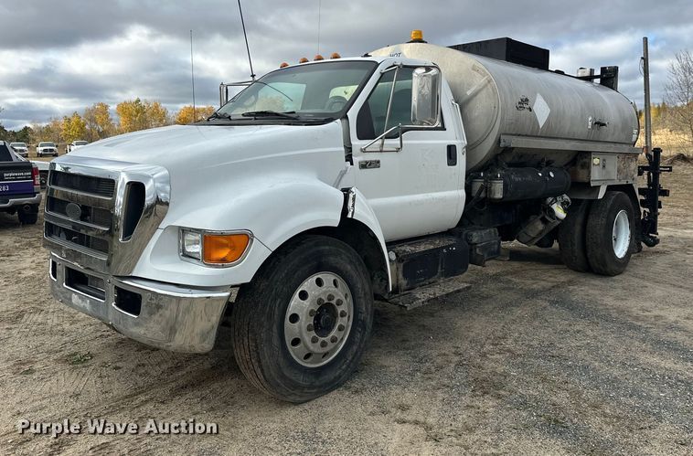 2009 Ford F750 Super Duty oil distributor truck - DW4336