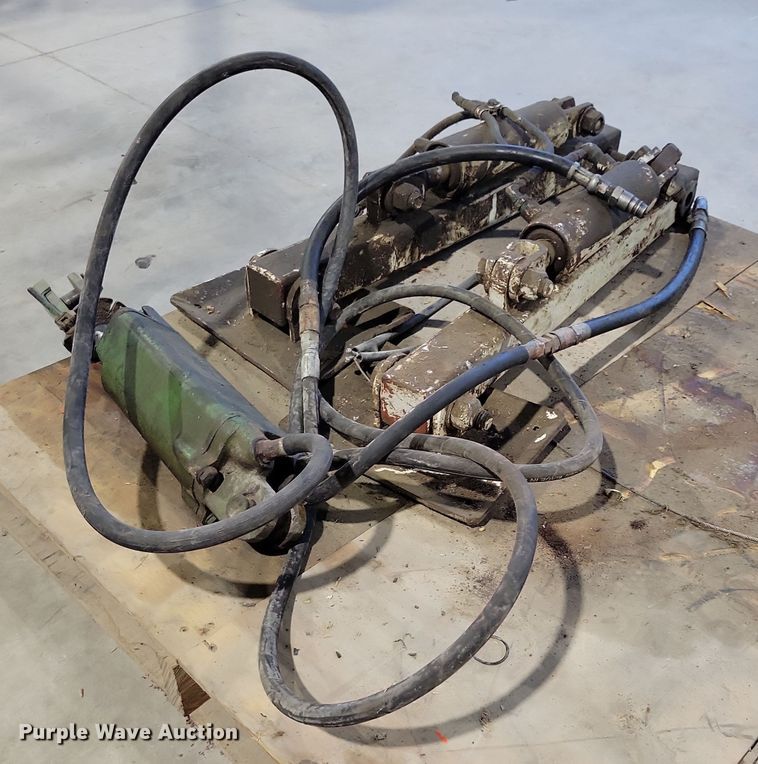 (3) hydraulic cylinders - DX6494