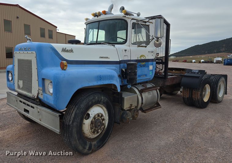 1977 Mack RS700L semi truck - DY1230