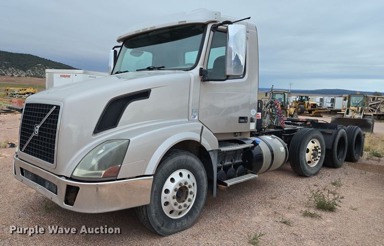 2014 Volvo VNL semi truck - DY1231