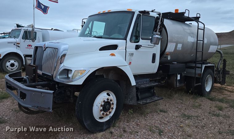 2007 International 7300 oil distributor truck - DY1234