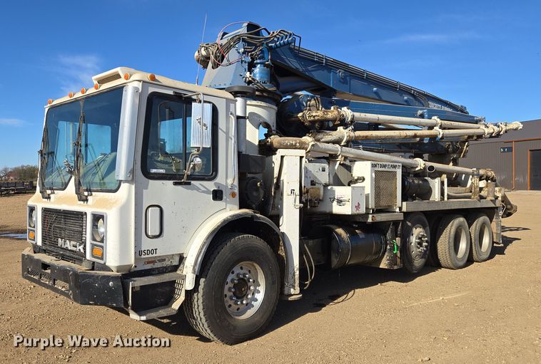 1996 Mack MR690S concrete pump truck - DY1431