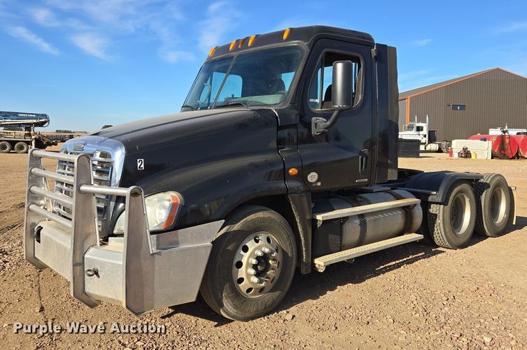 2011 Freightliner Cascadia semi truck - DY1433