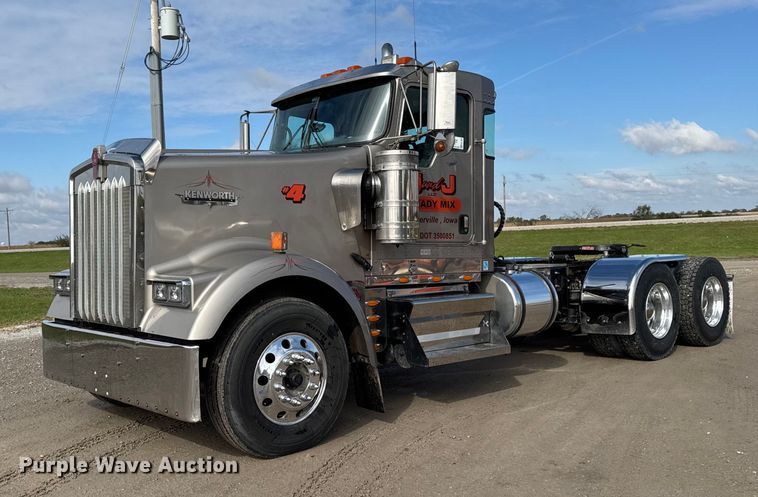 2009 Kenworth W900 semi truck - EA1985