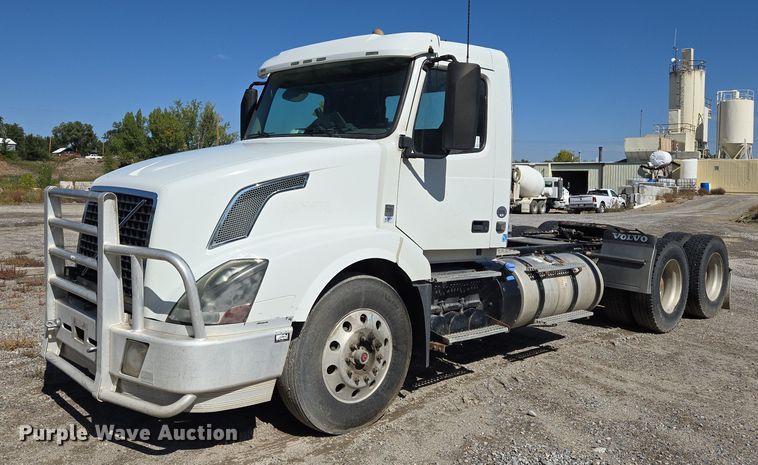 2015 Volvo VNL semi truck - EB1057