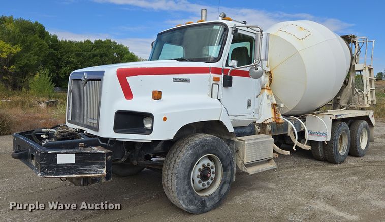 2000 International 5600i ready mix truck - EB1058