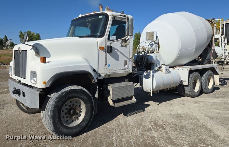 2003 International 5500i ready mix truck - EB1060