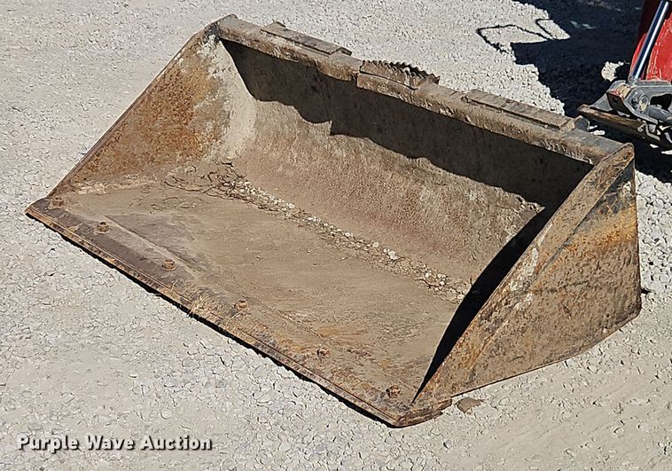 John Deere D60 skid steer bucket - EB8414