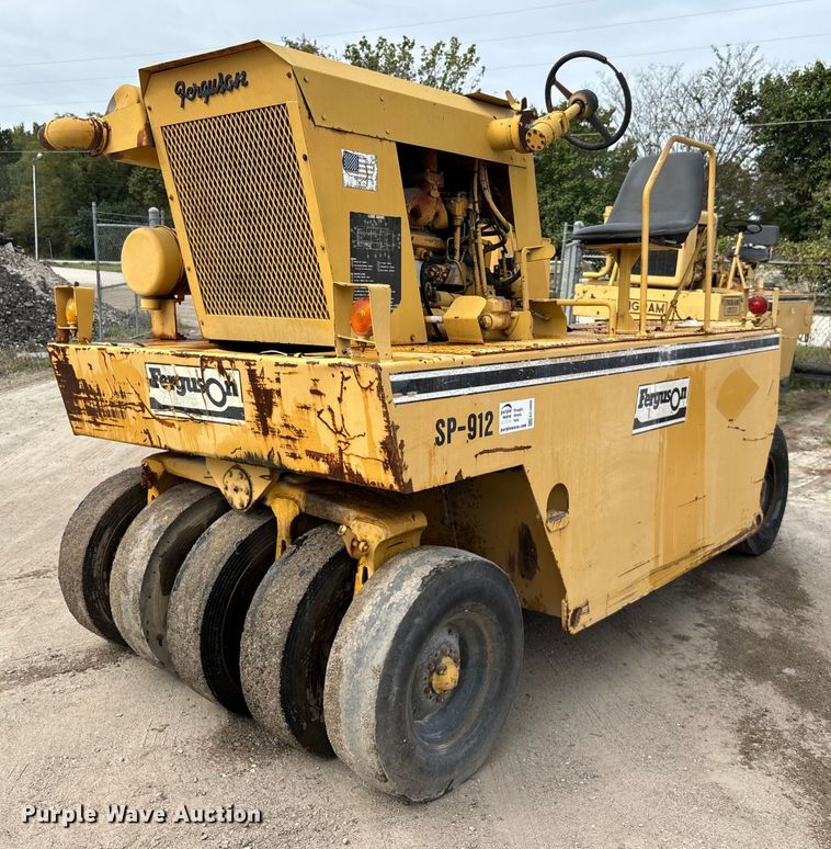 Ferguson SP-912 pneumatic roller - EC3866