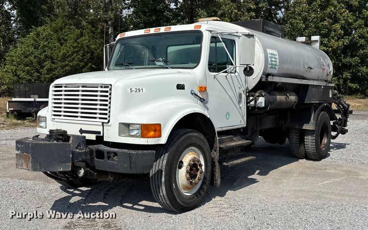 2000 International 4700 oil distributor truck - ED2229