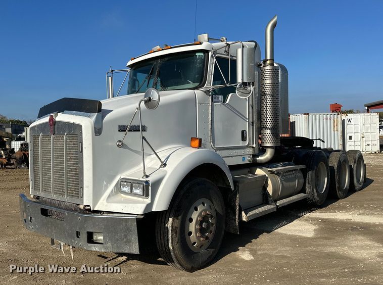 2007 Kenworth T800 semi truck - EE4327