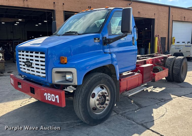 2004 Chevrolet C8500 truck cab and chassis - EF2223