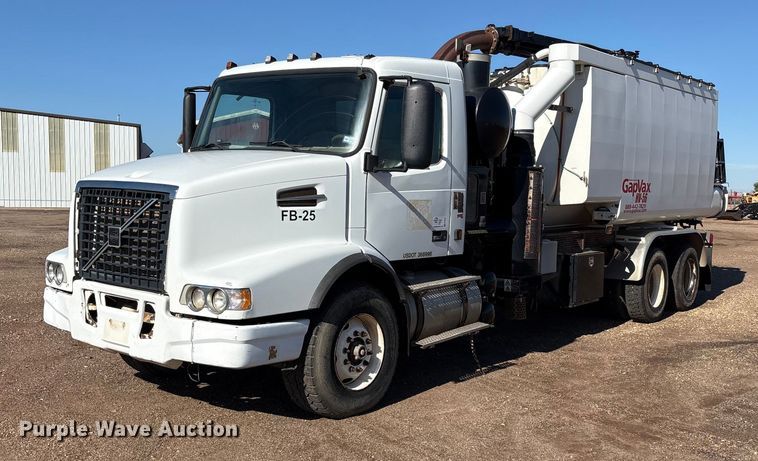 2003 Volvo VHD hydrovac truck - EF6099