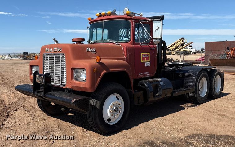 1989 Mack R690ST winch truck - EF6109