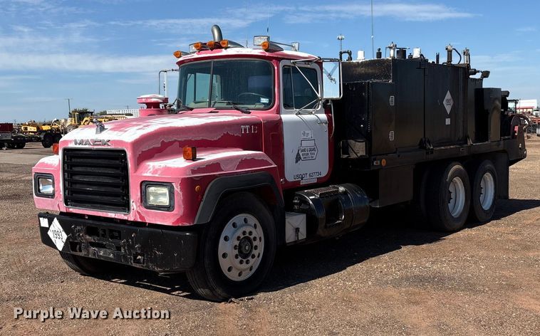 1992 Mack RD688S fuel / lube truck - EF6114
