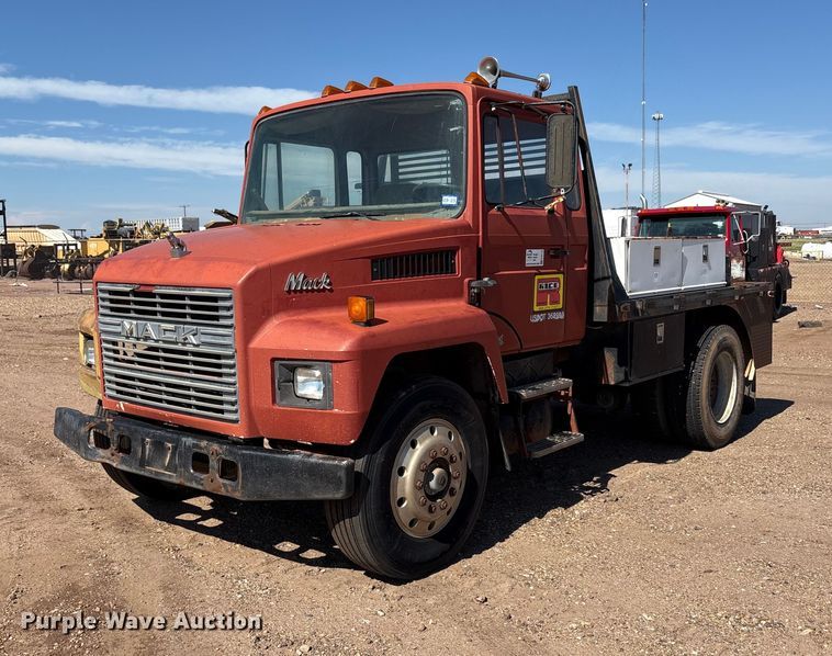 1989 Mack CM flatbed truck - EF6118