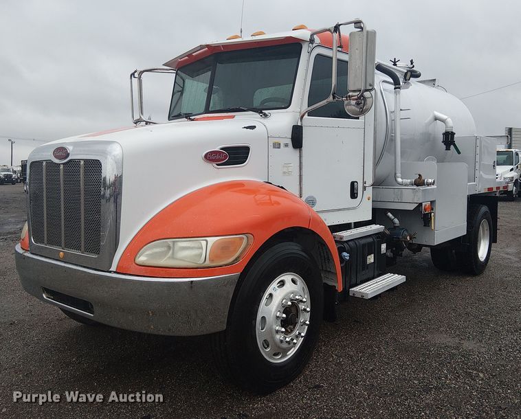 2014 Peterbilt 330 vacuum truck - EG1685