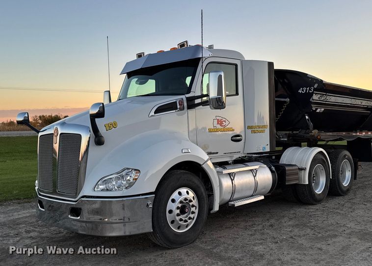 2016 Kenworth T680 semi truck - EM2450