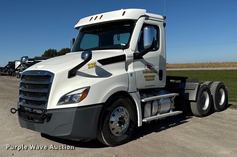 2021 Freightliner Cascadia 126 semi truck - EM2465