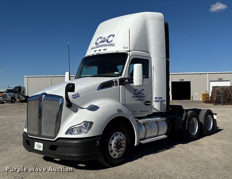 2016 Kenworth T680 semi truck - EM2475