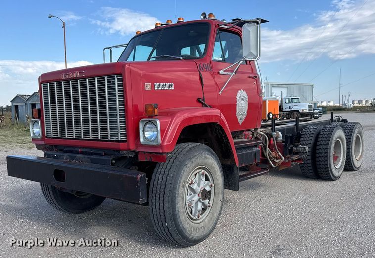 1982 GMC Brigadier truck cab and chassis - EM8305