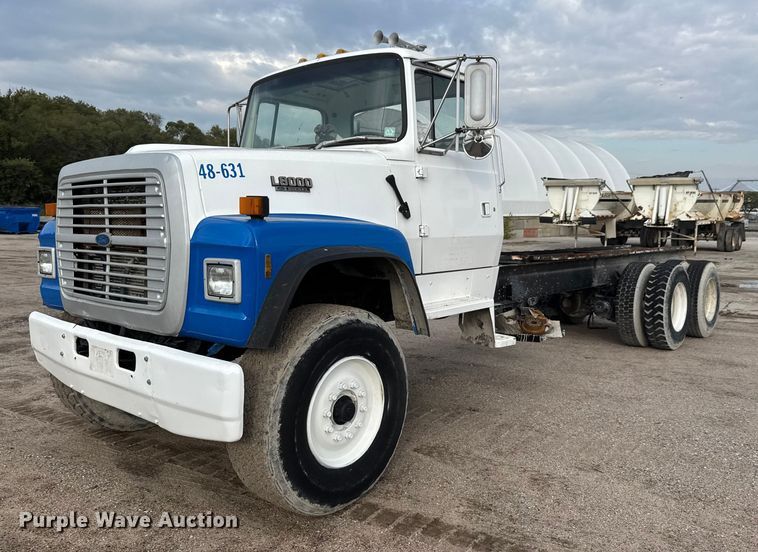 1993 Ford LT8000 truck cab and chassis - EM8402
