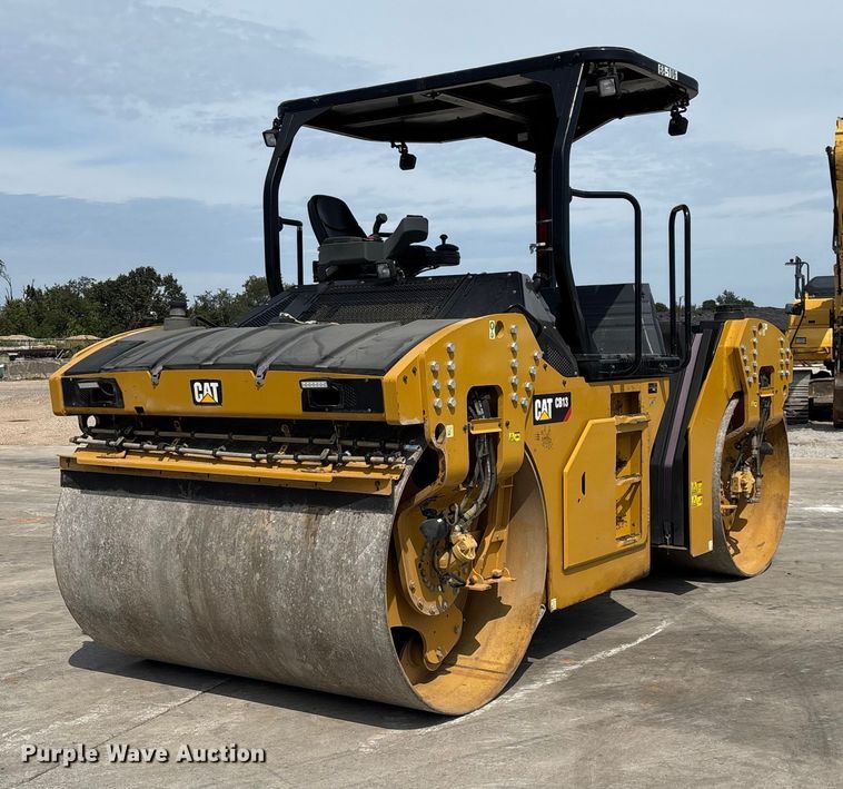 2019 Caterpillar CB13 double drum vibratory roller - EN5590